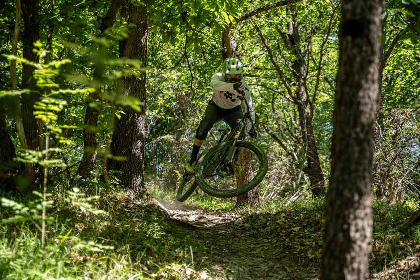 Mondraker Zendit RR S: eMTB full carbon con motore Avinox M2S - discesa 03