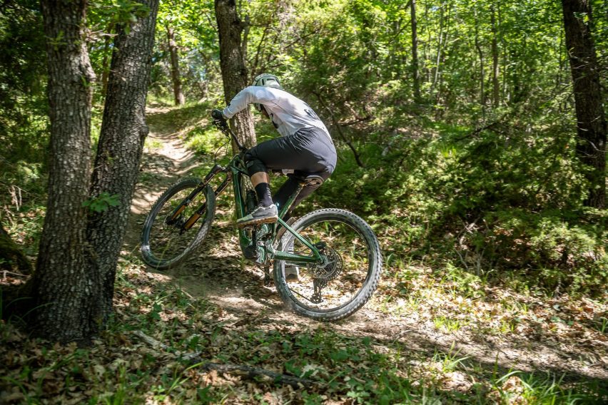 Mondraker Zendit RR S: eMTB full carbon con motore Avinox M2S - salita 02