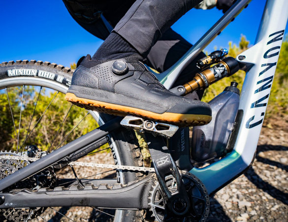 Canyon Loamr: le nuove scarpe MTB per trail e bike park, con suole Vibram e chiusura BOA
