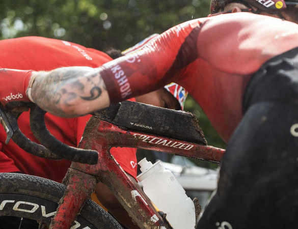 Apidura Aero Bolt-On: più aerodinamica e capacità di carico per il gravel racing