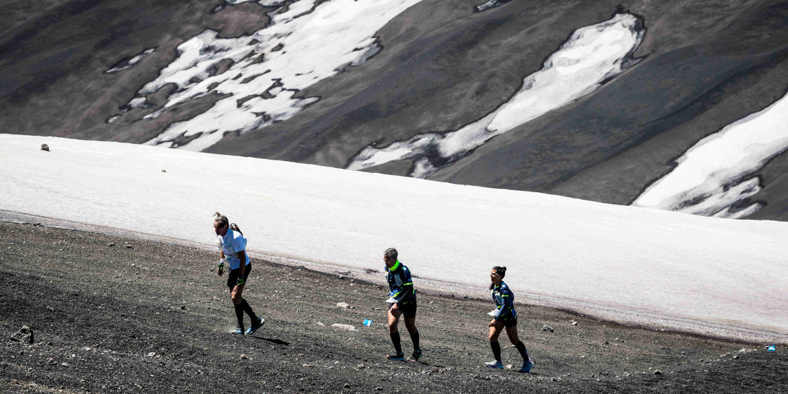 Brooks SuperMaratona dell’Etna 2026: Montello e Zacco dominano la corsa dal mare al vulcano