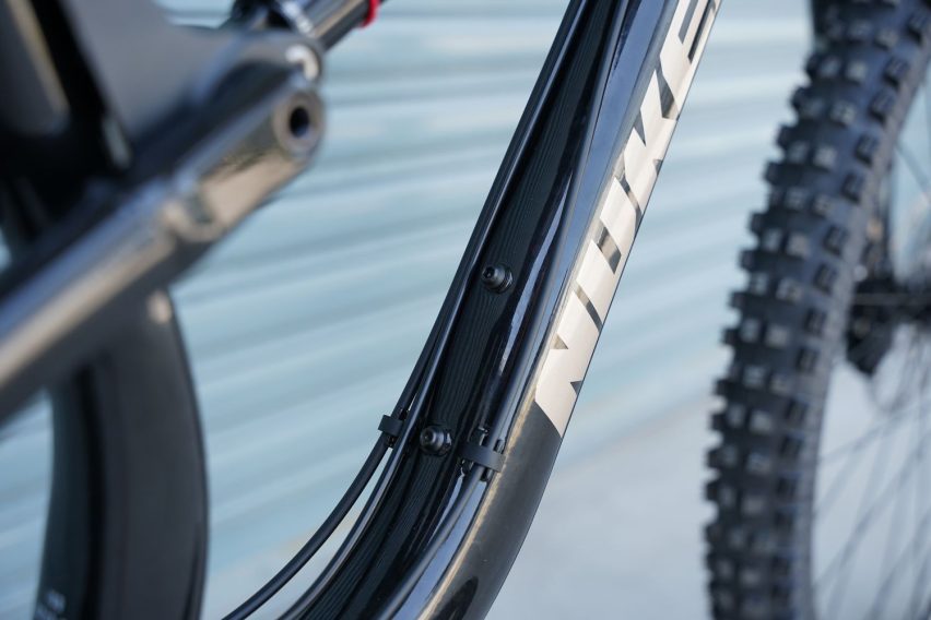 Nukeproof Tracker FS - mtb enduro entry level - cablaggio