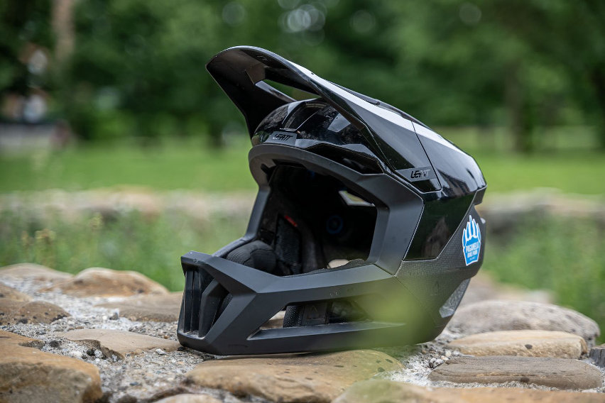 Leatt Gravity 5.0 - test casco full-face enduro - cover