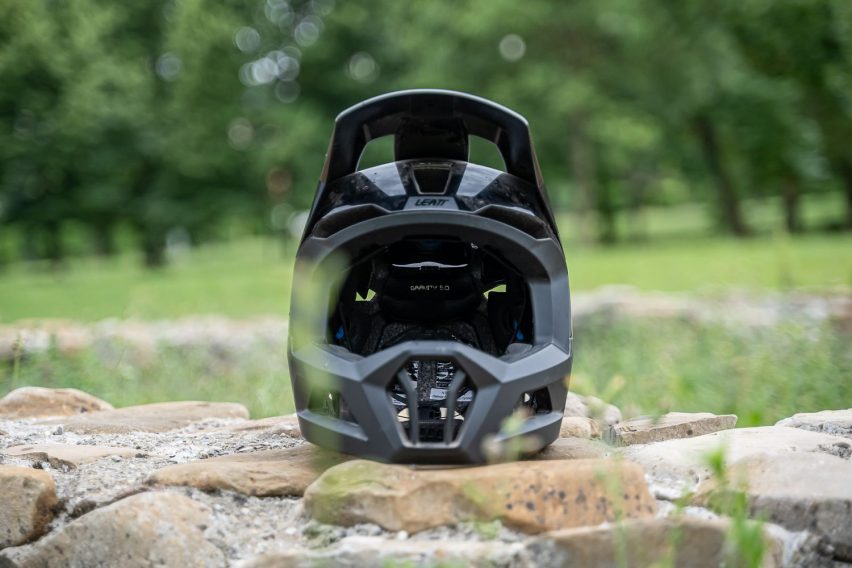 Leatt Gravity 5.0 - test casco full-face enduro - fronte