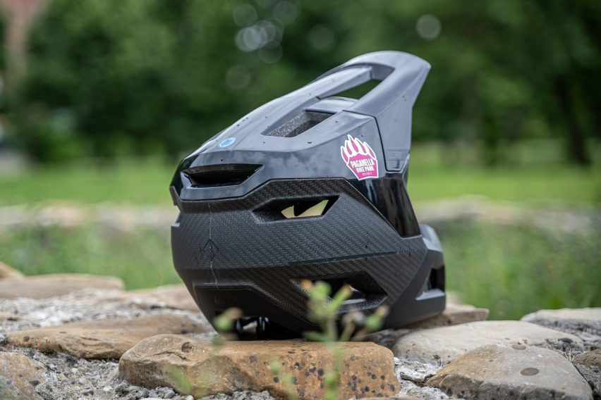 Leatt Gravity 5.0 - test casco full-face enduro - retro 3/4