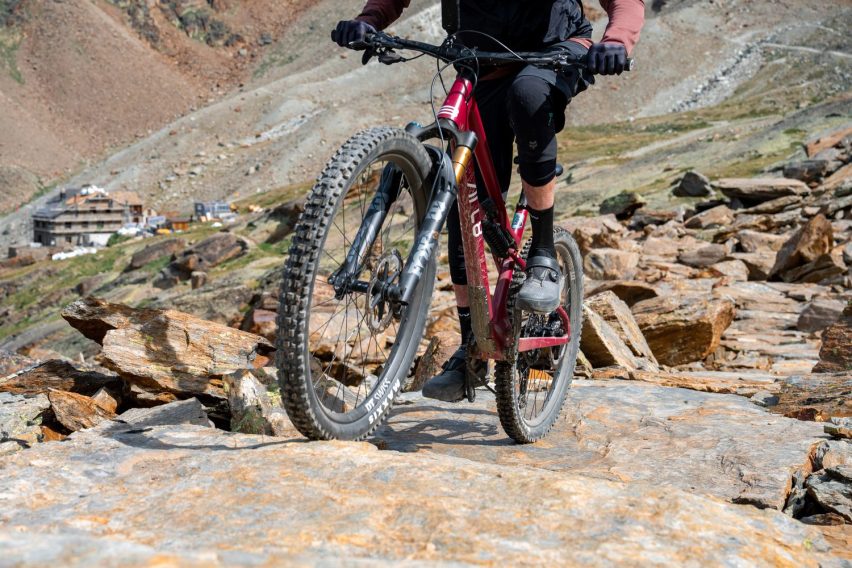 arc8 esxtra coil - short test mtb enduro - action close-up 02