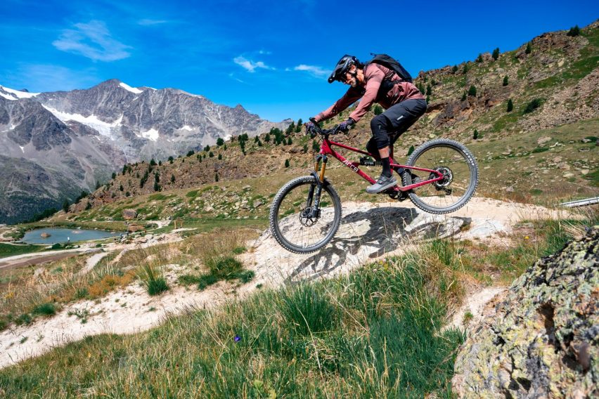 arc8 esxtra coil - short test mtb enduro - action trift flowtrail 01