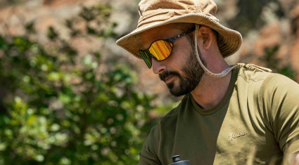 C’è un momento, salendo verso la quota, in cui il corpo cambia ritmo, il caldo corporeo aumenta, si suda di più e la scelta del primo strato diventa un dettaglio fondamentale. La T‑shirt Moncler Grenoble Polartec® Delta™ unisce la tradizione di un marchio come Moncler alla tecnologia avanzata di Polartec. La storia di Moncler nasce tra le Alpi francesi e rivive oggi la propria eredità dentro ad un capo che, grazie a Polartec, non vive di sola nostalgia.