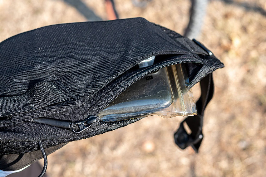 marsupio mtb - guida pratica - fox summit hip pack - tasca laterale smartphone