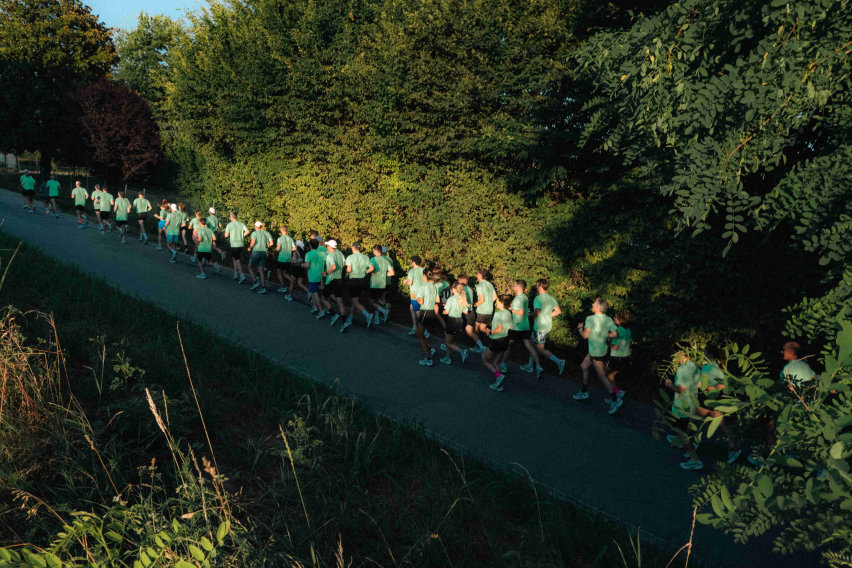 "Gruppo di runner al Parco della Pace di Vicenza durante la New Balance Run Experience"