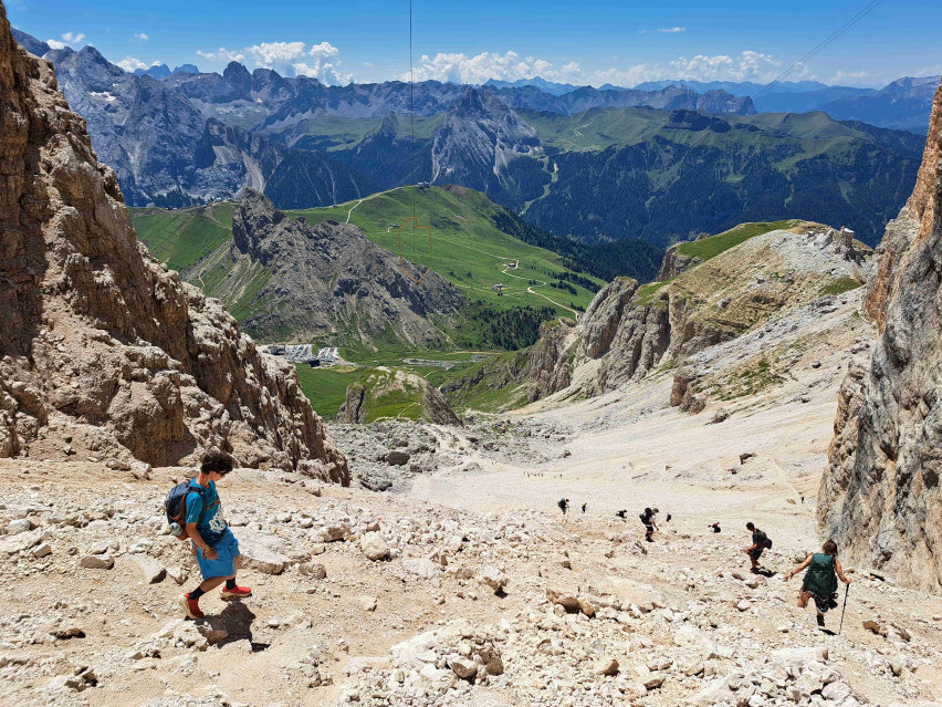 sara-scende-dalla-forcella-pordoi