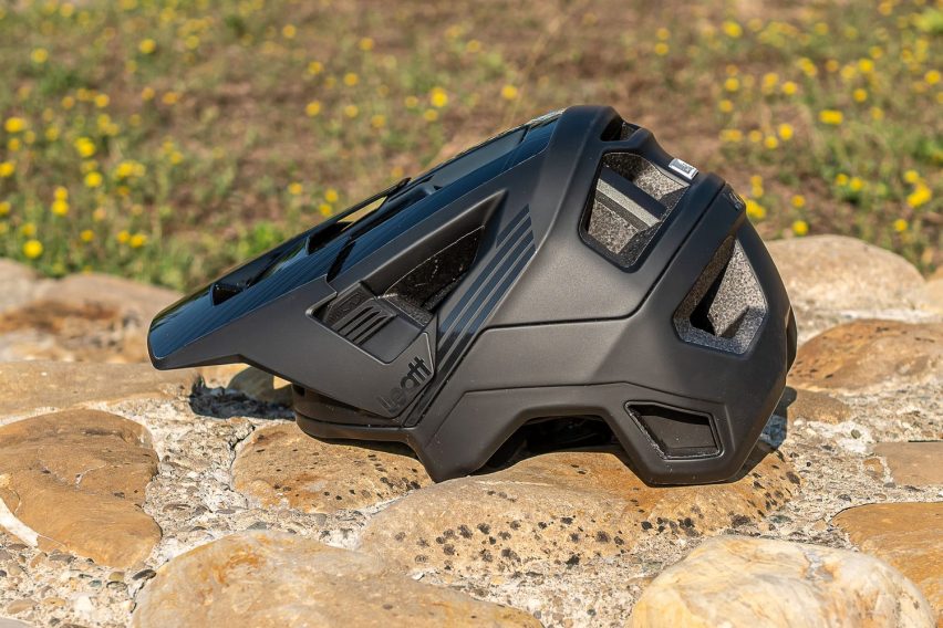 Leatt MTB Enduro 4.0 - short test casco 2-in-1 - aperto lato