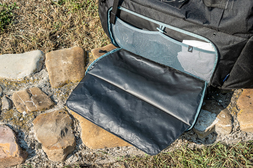 Thule RoundTrip MTB Duffel 70L - borsone da viaggio in test - tasca esterna con tappetino