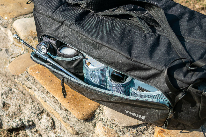 Thule RoundTrip MTB Duffel 70L - borsone da viaggio in test - tasca esterna 01