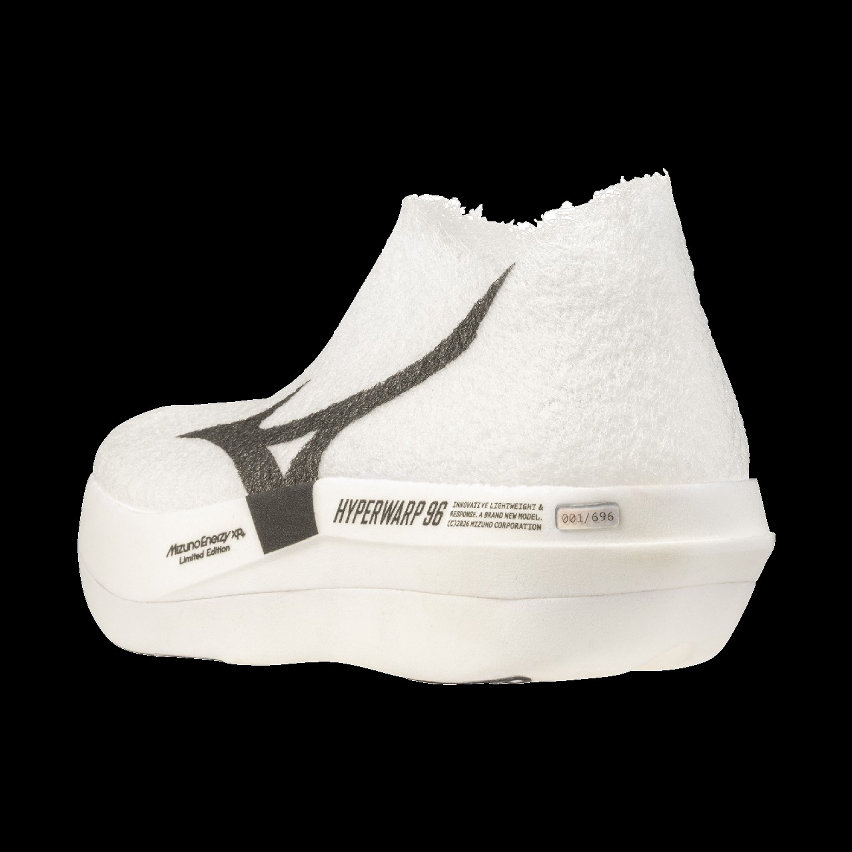 Con Mizuno Hyperwarp 96, il brand introduce un nuovo modello di scarpa da running della categoria performance, sviluppato attorno alla riduzione estrema del peso complessivo.