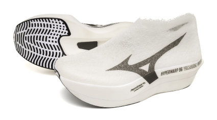 Con Mizuno Hyperwarp 96, il brand introduce un nuovo modello di scarpa da running della categoria performance, sviluppato attorno alla riduzione estrema del peso complessivo.