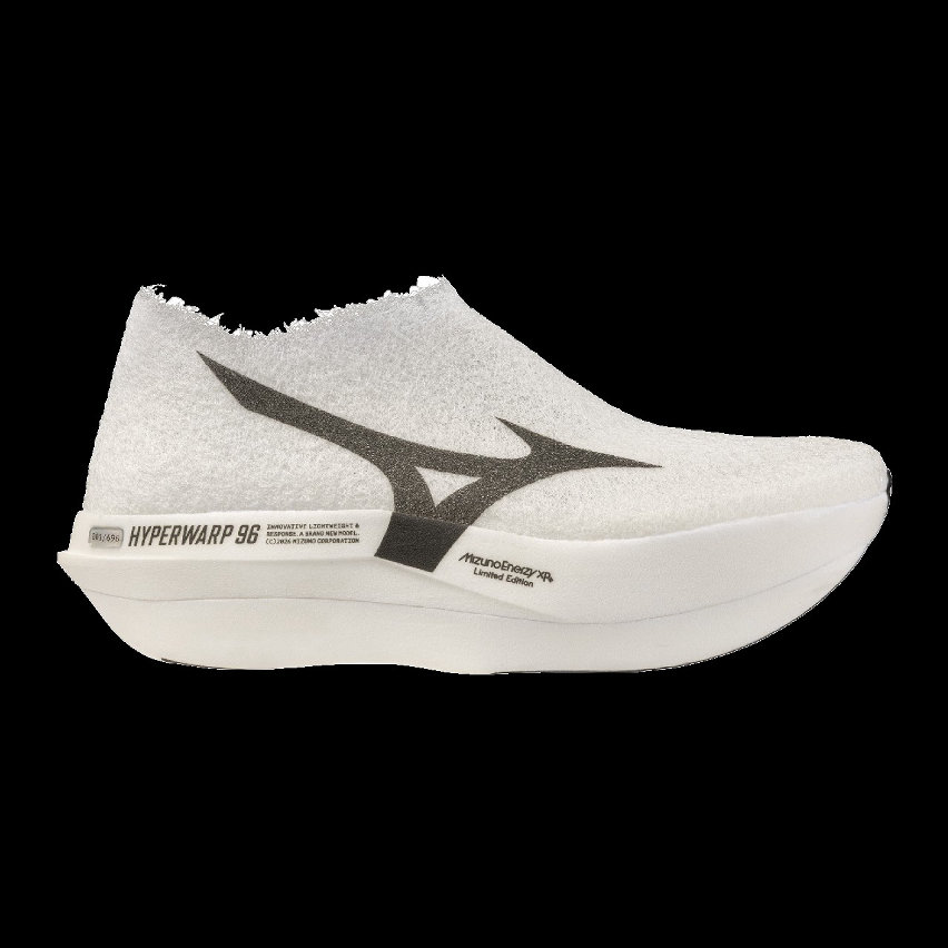 Con Mizuno Hyperwarp 96, il brand introduce un nuovo modello di scarpa da running della categoria performance, sviluppato attorno alla riduzione estrema del peso complessivo.