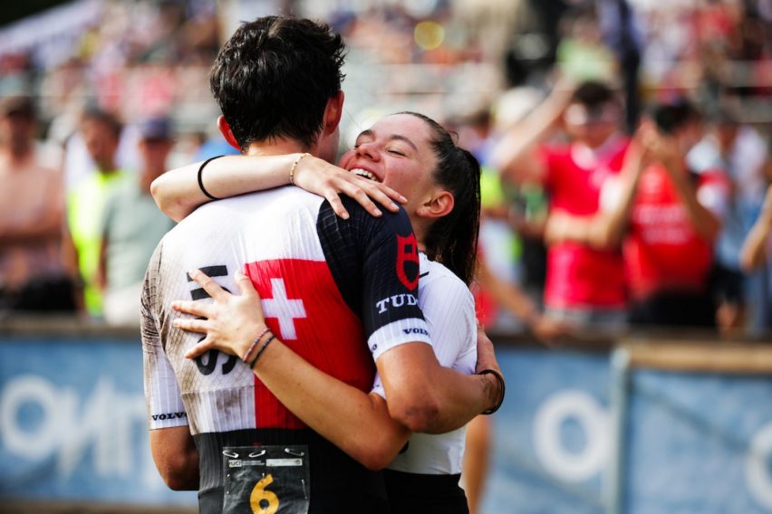 Mondiali MTB 2026 Val di Sole - XCC Under 23 - abbraccio tra fratelli