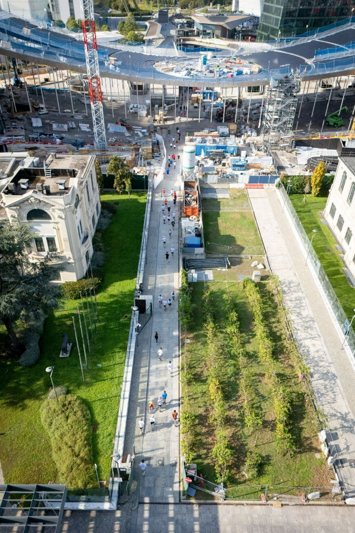 La sedicesima edizione della Salomon Running Milano ha riportato in città 3.000 runner, trasformando per una mattina la metropoli in un percorso muscolare fatto di salite, sterrati e passaggi nella Milano inedita.