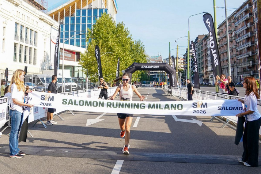 La sedicesima edizione della Salomon Running Milano ha riportato in città 3.000 runner, trasformando per una mattina la metropoli in un percorso muscolare fatto di salite, sterrati e passaggi nella Milano inedita.