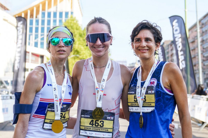 La sedicesima edizione della Salomon Running Milano ha riportato in città 3.000 runner, trasformando per una mattina la metropoli in un percorso muscolare fatto di salite, sterrati e passaggi nella Milano inedita.