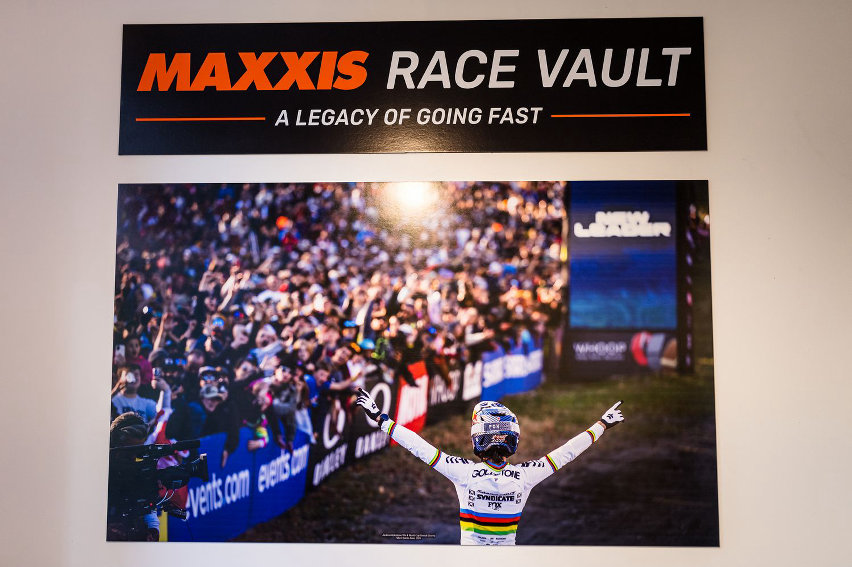 maxxis race vault - whistler - insegna