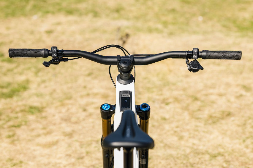 canyon spectral:on cf 9 con avinox m2s - cockpit