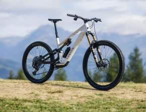 canyon spectral:on cf 9 con avinox m2s - bici