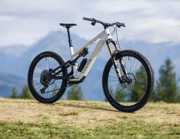 Canyon Spectral:ON CF 9 con Avinox M2S: la eMTB Full Power che punta alla leggerezza