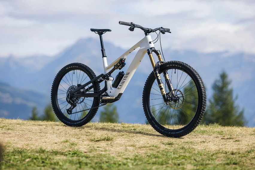 canyon spectral:on cf 9 con avinox m2s - bici