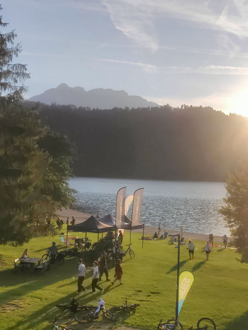 Valbeat Ciclomusic Festival con Bosch e-Bike Systems e Thok TP4-S - vista su lago