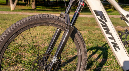 RockShox Lyrik Ultimate - test forcella MTB - vista laterale