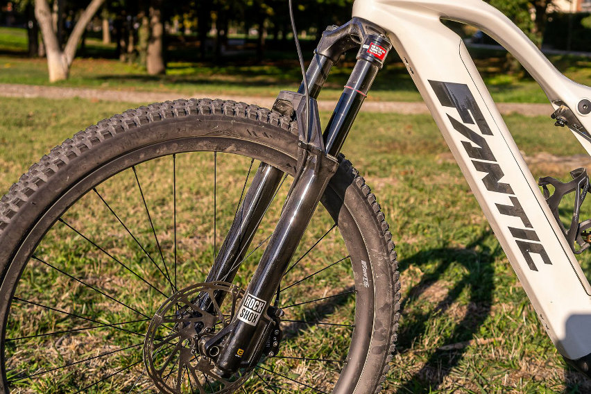 RockShox Lyrik Ultimate - test forcella MTB - vista laterale