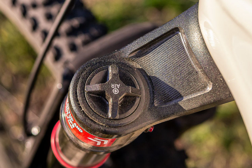 RockShox Lyrik Ultimate - test forcella MTB - pomello aria