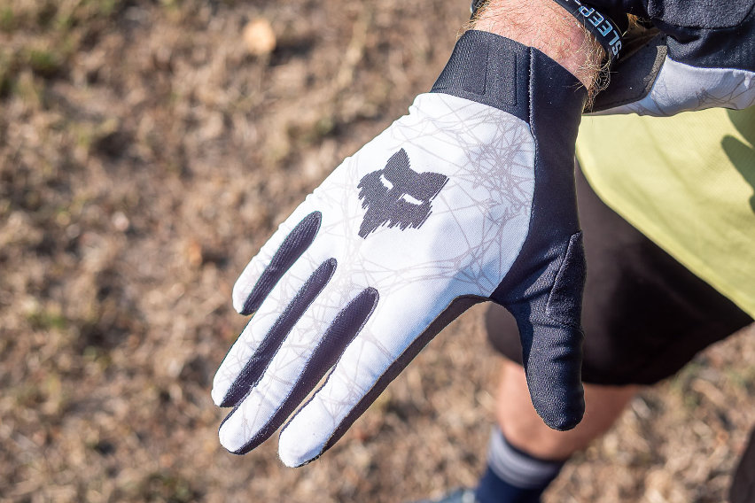 guanti fox flexair diffuse se in test - dorso 01