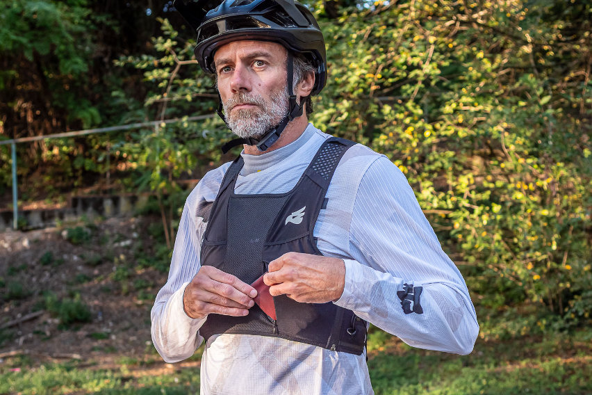 bluegrass venture vest - test gilet protettivo mtb - tasca fronte zip