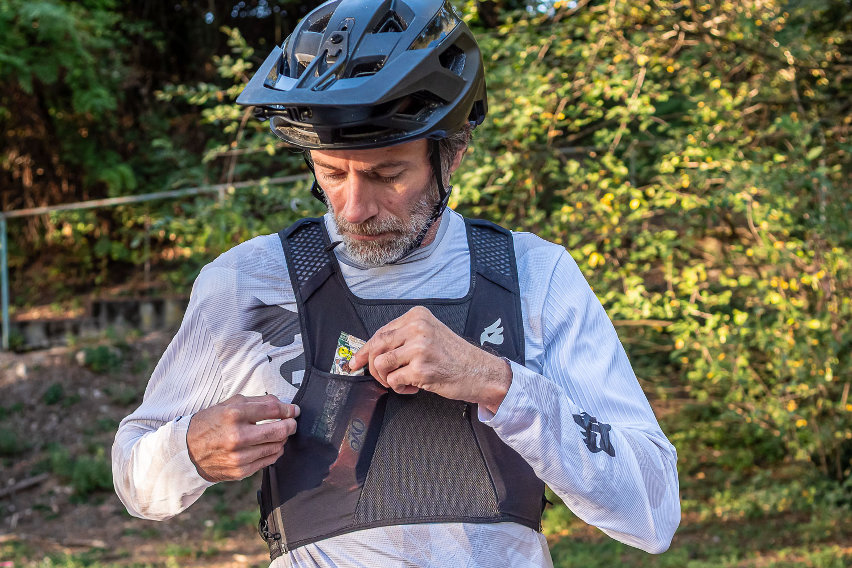 bluegrass venture vest - test gilet protettivo mtb - tasca fronte rete