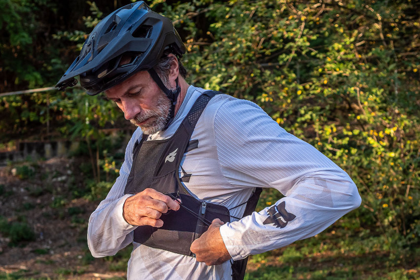 bluegrass venture vest - test gilet protettivo mtb - cinghietti elasticizzati