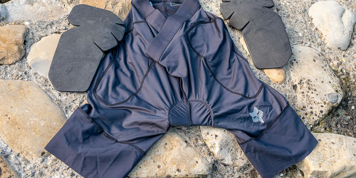 Fox Titan Base, il fondello protettivo che completa il kit sicurezza per Enduro ed eMTB