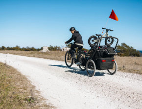 Thule Chariot 2 con bicicletta da bambino fissata sul rimorchio - cover