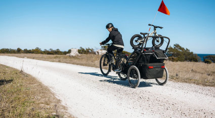 Thule Chariot 2 con bicicletta da bambino fissata sul rimorchio - cover