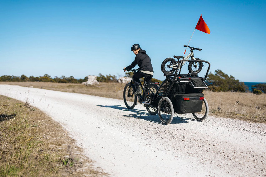 Thule Chariot 2 con bicicletta da bambino fissata sul rimorchio - cover