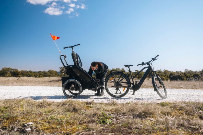Thule Chariot 2 con bicicletta da bambino fissata sul rimorchio - lifestyle