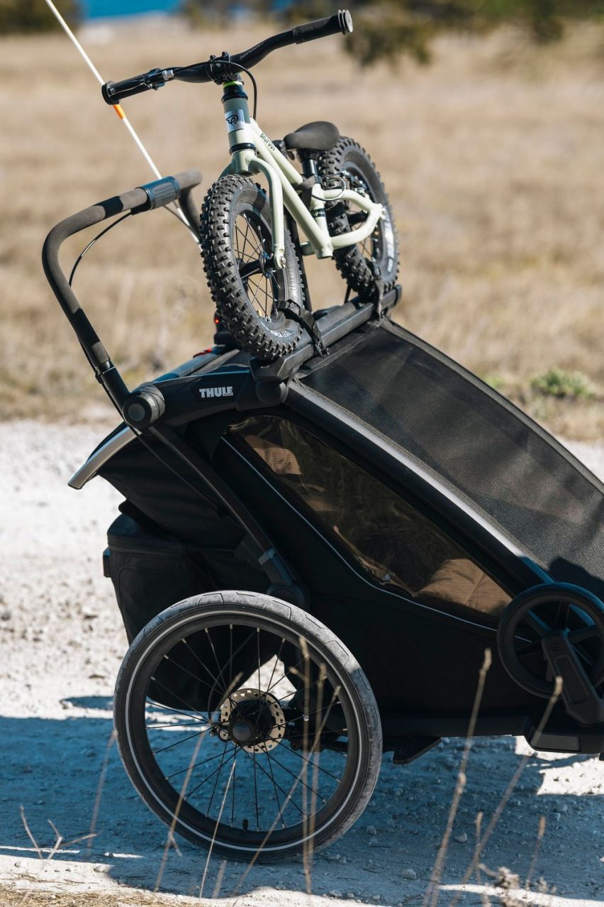 Thule Chariot 2 con bicicletta da bambino fissata sul rimorchio - supporto su rimorchio