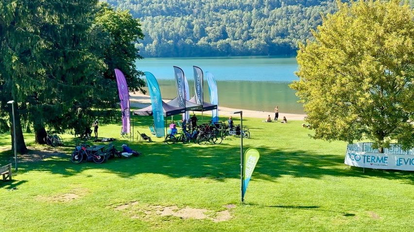 Valbeat Ciclomusic Festival con Bosch e-Bike Systems e Thok TP4-S - lago e stand