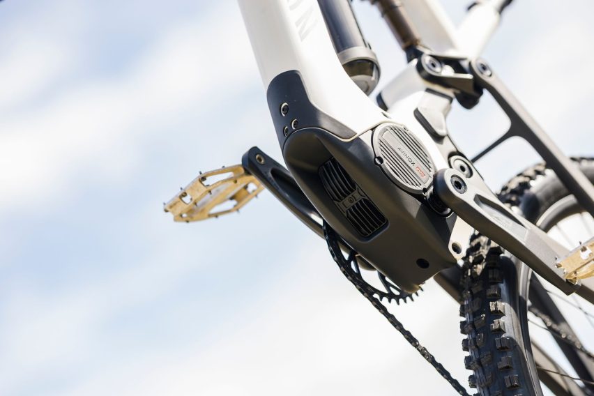 canyon spectral:on cf 9 con avinox m2s - protezione telaio e motore